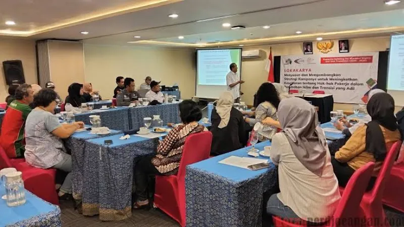 Peta perjalanan kampanye yang mencakup pengembangan ide, jadwal produksi, pembagian tugas, pelaksanaan, dan evaluasi pemasaran.