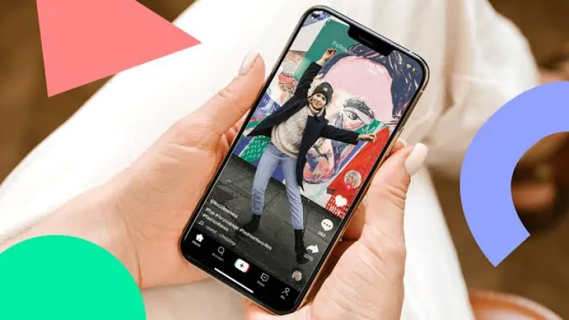 Ilustrasi pengguna internet menonton konten edukasi di TikTok melalui ponsel dengan berbagai topik pembelajaran digital.