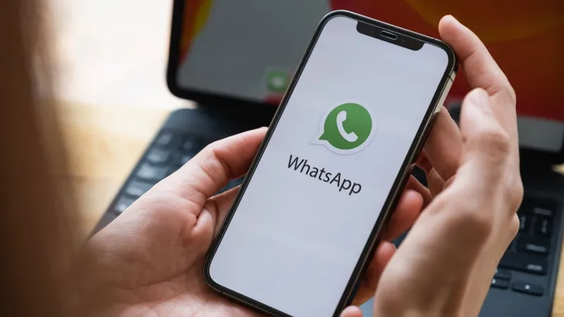 Ilustrasi penggunaan WhatsApp untuk mendukung komunikasi bisnis, pelayanan pelanggan, promosi produk, dan koordinasi tim.