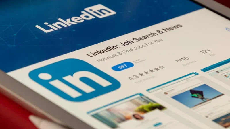 Ilustrasi profesional menggunakan LinkedIn untuk membangun jaringan kerja di era digital melalui profil profesional, koneksi, komunikasi,