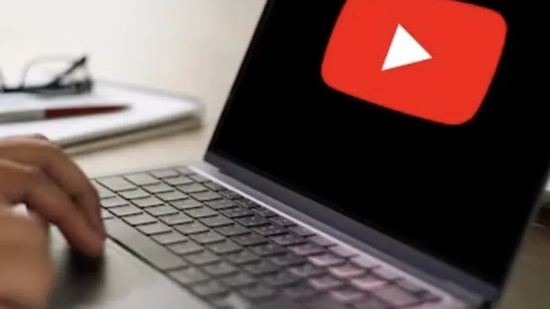 Kreator sedang menyiapkan konten YouTube dengan kamera, mikrofon, laptop, dan perlengkapan produksi video untuk membangun kanal yang konsisten