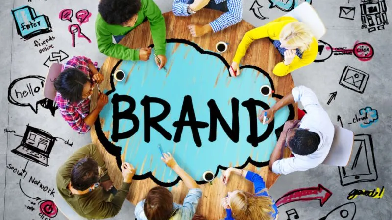 Identitas merek bisnis konsultasi profesional melalui strategi, komunikasi, desain visual, dan pelayanan klien yang konsisten.