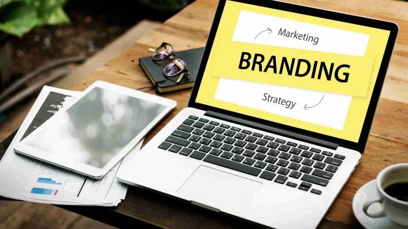 Struktur brand architecture membantu perusahaan mengelola banyak produk melalui merek utama, submerek, dan identitas yang terarah.
