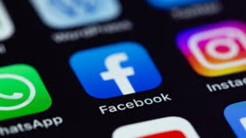 Facebook dengan berbagai fitur media sosial seperti Stories, Reels, Grup, Marketplace