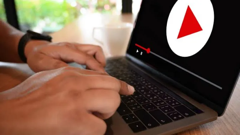 Podcast di YouTube sebagai media digital untuk menyampaikan informasi melalui percakapan antara host dan narasumber