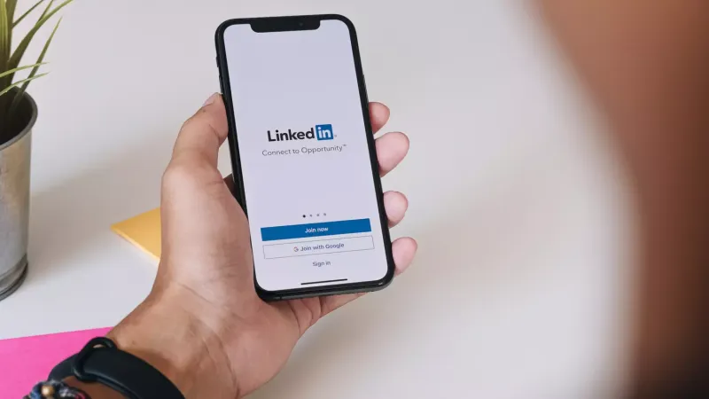 Profil LinkedIn informatif yang menampilkan pengalaman, keahlian, pendidikan, dan perjalanan profesional di ruang digital