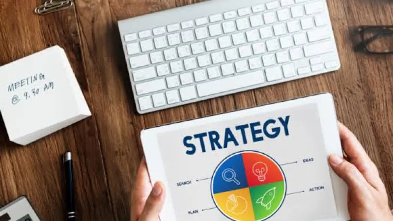 Strategi distribusi konten promosi melalui pemilihan platform, penentuan audiens, jadwal publikasi, dan evaluasi pemasaran digital.