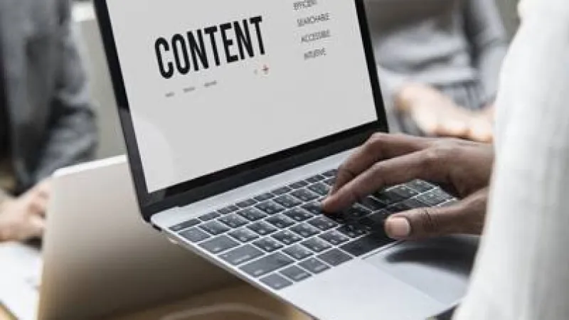 Strategi membuat konten dari perbedaan pendapat melalui komunikasi santun, argumen seimbang, dan diskusi sehat di media sosial.