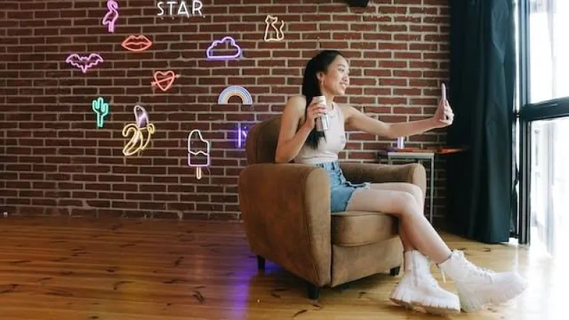 Strategi membuat konten informatif melalui cerita ringan, fakta akurat, bahasa sederhana, dan contoh praktis untuk menarik perhatian audiens.