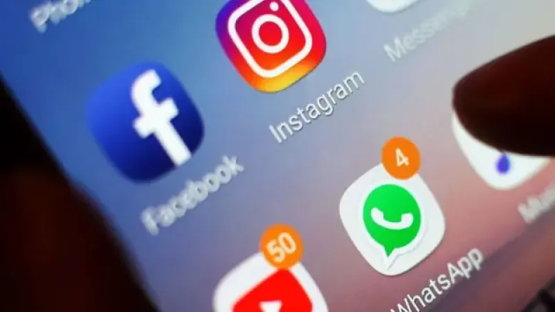 Pengguna smartphone memanfaatkan WhatsApp sebagai media komunikasi digital untuk bertukar pesan dalam kehidupan sehari-hari.