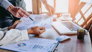 Pergantian generasi pemilik bisnis dalam menjaga identitas merek, mengembangkan inovasi, dan mempertahankan kepercayaan konsumen.