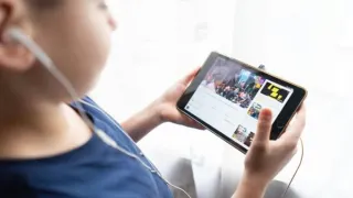 Tren viral di media sosial membentuk istilah baru dan mengubah cara masyarakat berkomunikasi di internet.