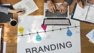 Infografis elemen branding: janji produk, pengalaman, kepribadian, budaya internal, dan logo.