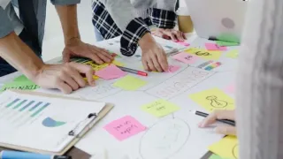 Brand audit mengevaluasi identitas visual, komunikasi, dan persepsi pelanggan untuk menemukan kesenjangan merek serta menentukan perbaikan.