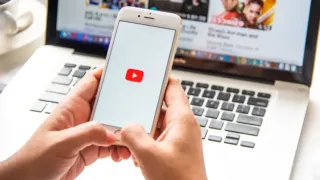 Kreator membuat dan mengedit video YouTube menggunakan laptop dan kamera untuk mengembangkan kreativitas serta membangun portofolio karier digital.