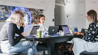 Cara membangun ciri khas brand yang konsisten melalui identitas visual, gaya bahasa, pesan utama, dan strategi konten di berbagai media.
