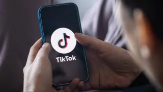 Kreator sedang membuat konten TikTok menarik menggunakan kamera ponsel dengan konsep video kreatif dan tampilan visual yang mudah dikenali.