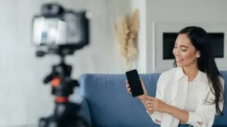 Strategi membuat ide konten unik melalui analisis kompetitor, riset audiens, dan pengembangan sudut pandang kreatif.