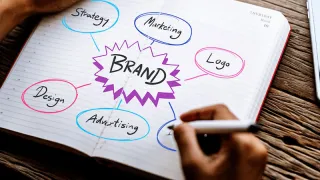 Evaluasi konsistensi brand melalui pemeriksaan visual, pesan pemasaran, gaya bahasa, dan pengalaman konsumen di berbagai saluran.