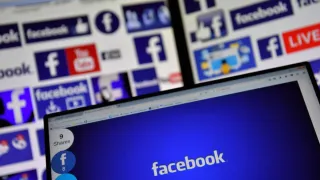 Facebook sebagai sarana promosi dan pengembangan bisnis online untuk meningkatkan jangkauan pemasaran dan interaksi dengan pelanggan.