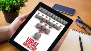 Warganet membahas tren viral dengan beragam interpretasi dan sudut pandang di media sosial.