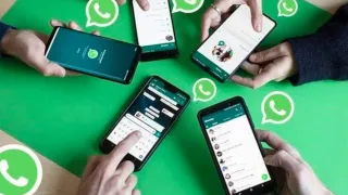 Grup WhatsApp digunakan sebagai sarana komunikasi komunitas dan organisasi untuk berbagi informasi