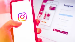 Instagram sebagai etalase digital untuk menampilkan produk dan kreativitas melalui foto, video, Reels, caption, serta tampilan profil yang menarik