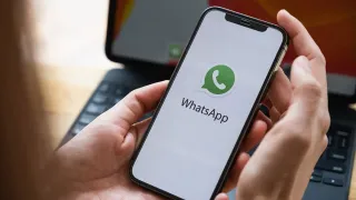 Ilustrasi penggunaan WhatsApp untuk mendukung komunikasi bisnis, pelayanan pelanggan, promosi produk, dan koordinasi tim.