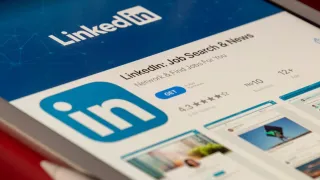 Ilustrasi profesional menggunakan LinkedIn untuk membangun jaringan kerja di era digital melalui profil profesional, koneksi, komunikasi,