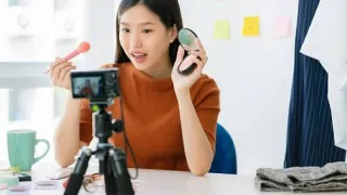Perbandingan dua situasi berbeda sebagai inspirasi membuat konten digital yang menarik, informatif, dan relevan bagi audiens.