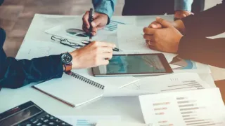 Ilustrasi analisis branding yang menggabungkan data penjualan, persepsi konsumen, loyalitas pelanggan, dan reputasi merek.