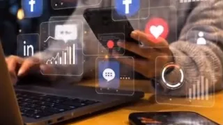 Pengguna Instagram membuat dan membagikan konten kreatif berupa foto dan video melalui smartphone