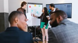 Keaslian brand membantu membangun identitas, kepercayaan, dan hubungan yang lebih kuat dengan konsumen.