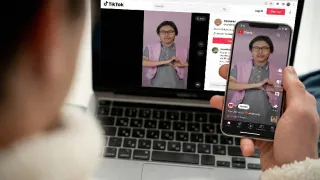 Konten nostalgia menghadirkan kenangan masa lalu melalui visual, musik, dan cerita yang menarik perhatian audiens di media sosial.