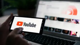 Ilustrasi pengguna menikmati beragam konten YouTube di tengah perkembangan platform media sosial digital