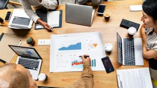 Strategi mengelola identitas brand agar tetap konsisten dan relevan setelah perusahaan mengubah model bisnis.