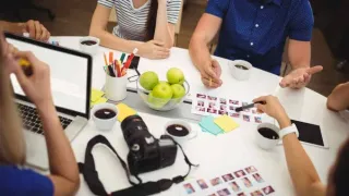 Sistem identitas merek multibahasa yang menyelaraskan bahasa, visual, budaya, dan pengalaman pelanggan di berbagai pasar.