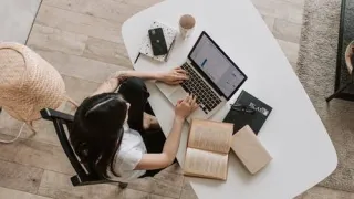 Sistem ikon konsisten untuk memperkuat identitas visual merek pada berbagai media digital dan komunikasi bisnis.