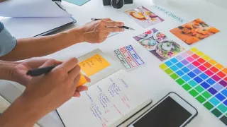 Strategi membangun brand jangka panjang melalui identitas konsisten, konten relevan, pengalaman pelanggan, dan komunikasi sepanjang tahun.