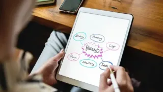 Ilustrasi efek priming dalam branding melalui kata, visual, dan pesan yang membentuk persepsi konsumen terhadap merek.