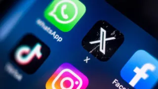 Ilustrasi pengguna memanfaatkan X sebagai platform komunikasi digital untuk berbagi informasi dan mengikuti percakapan publik di media sosial