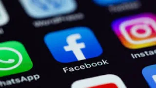 Facebook dengan berbagai fitur media sosial seperti Stories, Reels, Grup, Marketplace
