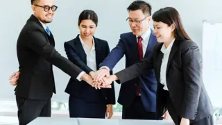 Strategi memilih nama produk untuk pasar baru melalui riset bahasa, budaya, konsumen, dan pemeriksaan merek dagang.