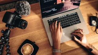 Proses kreatif mengubah ide menjadi konten menarik melalui tahapan perencanaan, produksi, evaluasi, dan interaksi dengan audiens.