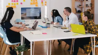 Augmented Reality membantu merek menghadirkan pengalaman interaktif melalui simulasi produk dan visual digital yang menarik.
