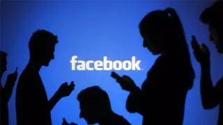 Pengguna Facebook berkomunikasi dan berbagi informasi melalui media sosial di era digital