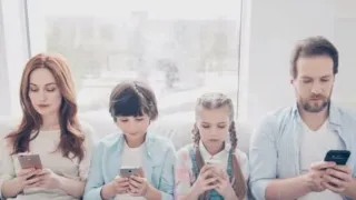 Ilustrasi masyarakat menggunakan Instagram sebagai media komunikasi dan berbagi informasi di era digital melalui smartphone.