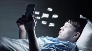 Masyarakat menggunakan media sosial untuk berkomunikasi secara digital