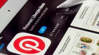 Pinterest membantu pengguna menemukan dan menyimpan inspirasi visual untuk berbagai kebutuhan sehari-hari
