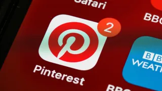 Pinterest sebagai sumber inspirasi desain, dekorasi rumah, dan berbagai ide kreatif melalui referensi visual.
